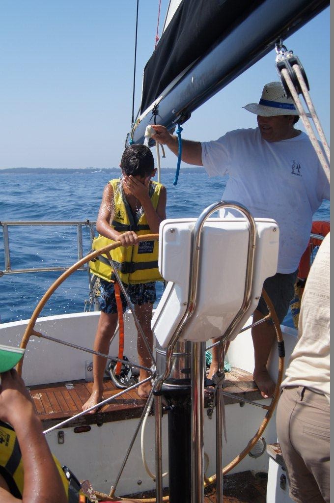 Enfant sur un bateau - Association Montjoye